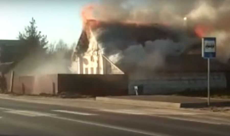 Костромская семья с шестью детьми лишилась дома сегодня во время пожара