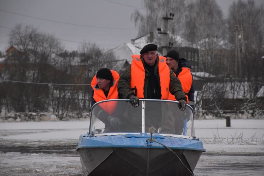 Приплыли: Сергей Ситников на лодке отправился спасать затонувший Солигалич