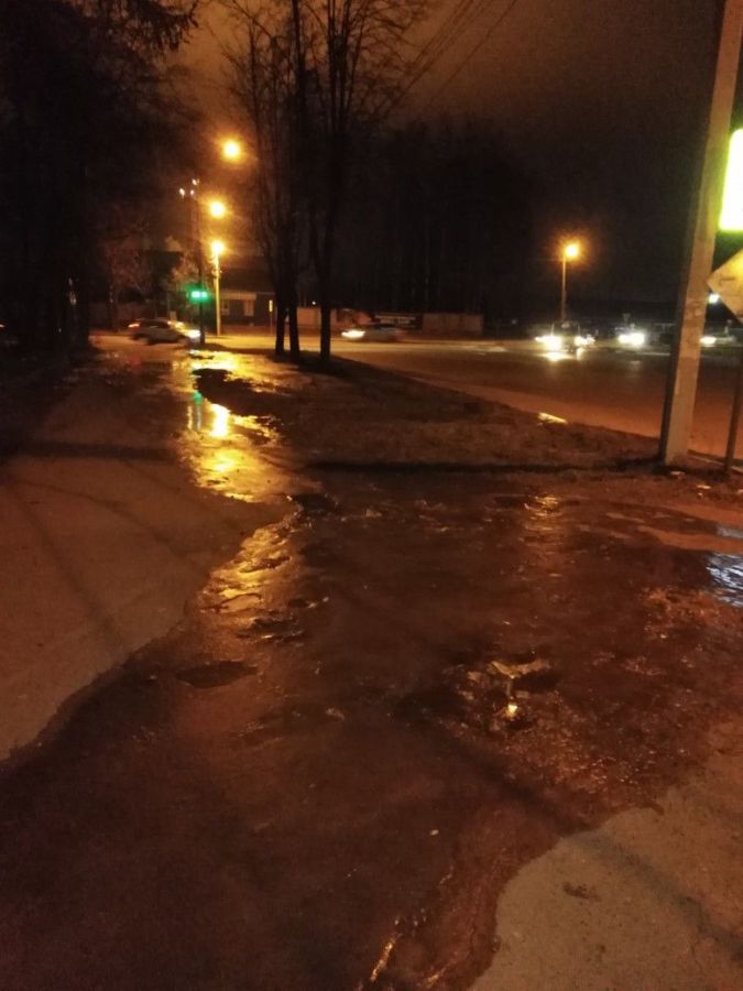 Жители нашли подводный тротуар в Костроме