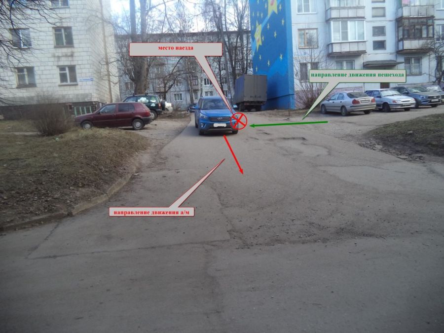 Первоклассник попал под машину во дворе дома в Костроме