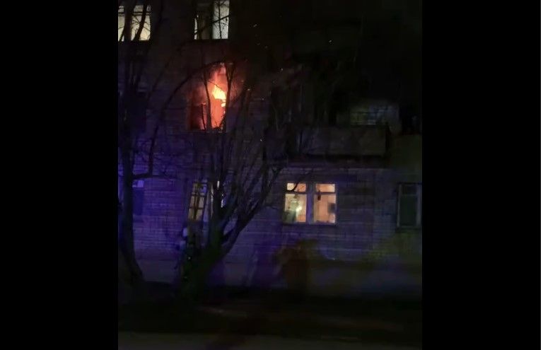 Ночной пожар в Костроме: жители дома в белье вылезали из окон