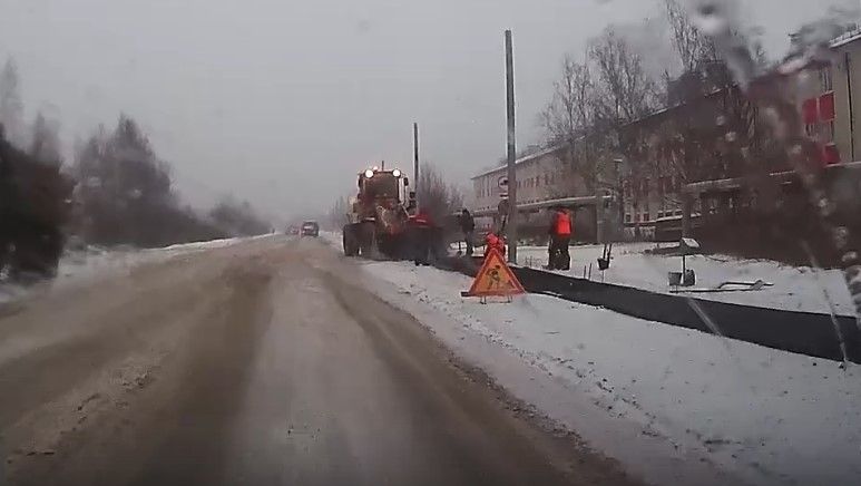 Соцсети в Костромской области возмутило асфальтирование города под снегопадом