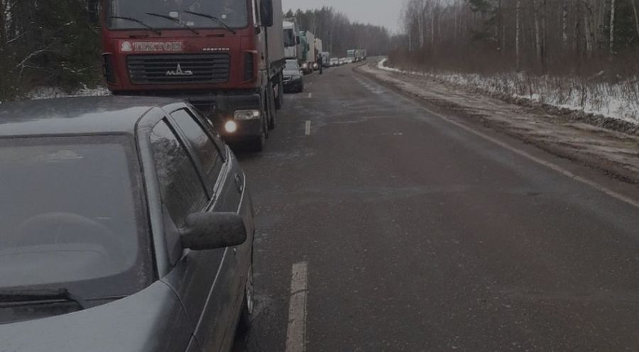 Стала известна причина многокилометровой пробки в Костромской области