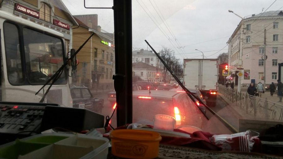 Главная улица Костромы встала в пробку из-за разбитого зеркала