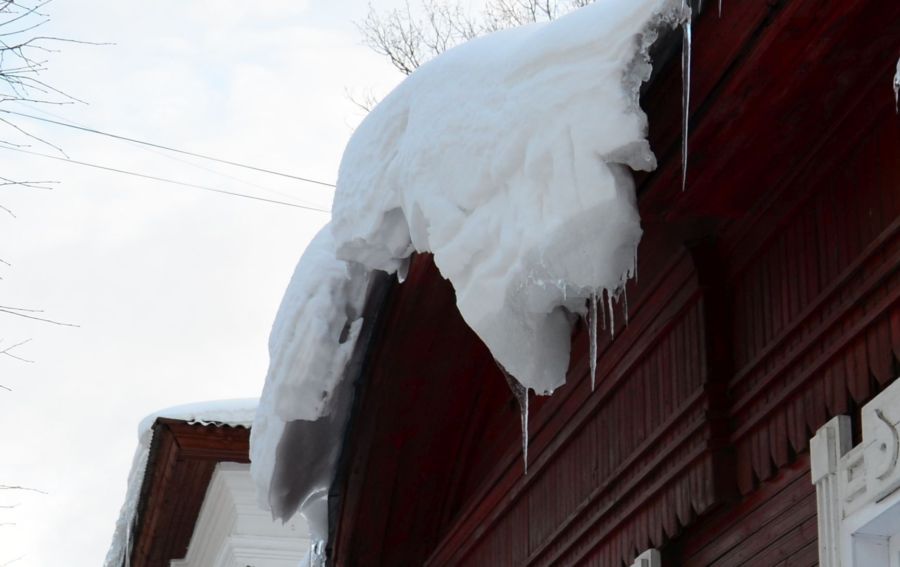 Костромичи дали бой льду и снегу на крышах домов