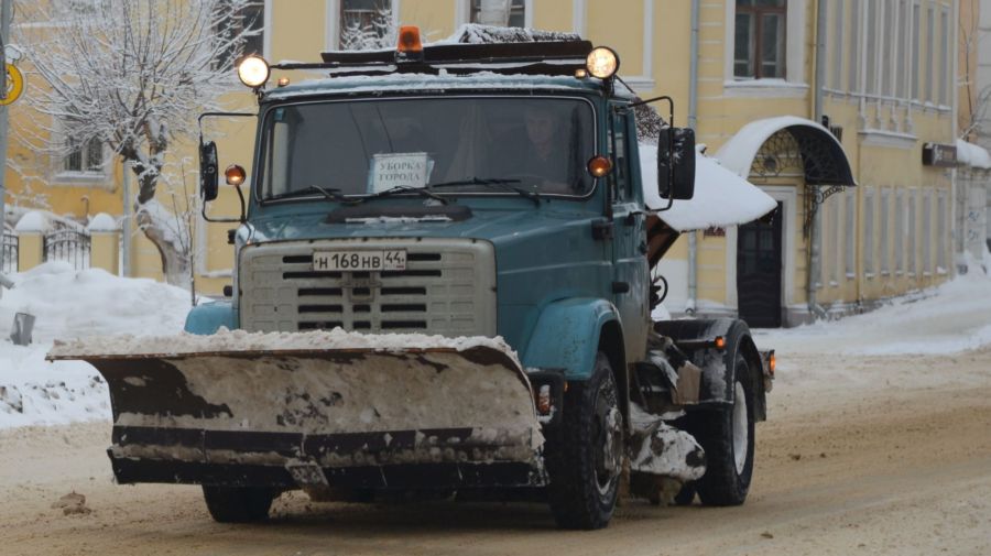 Бороться со снегом в Костроме вышли 70 человек
