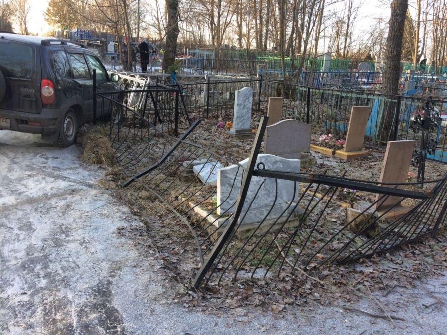 Водители Mitsubishi Galant и Chevrolet Niva  разворотили кладбище в Костромской области