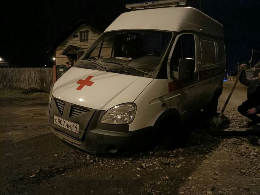 Машину «скорой» вытаскивали из огромной ямы в Костроме