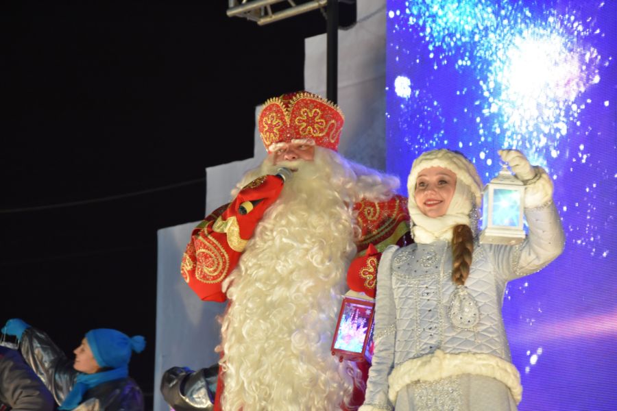 Всероссийский Дед Мороз зажег огни на елках Костромы: видели его не все