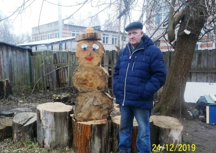 Отчаявшиеся костромичи начали делать снеговиков из дерева