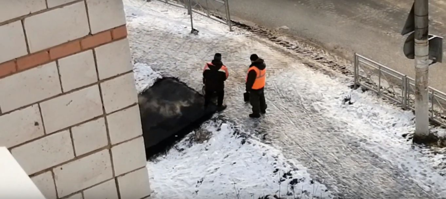 Асфальтирование двора в Костроме под снегом и льдом поразило качеством