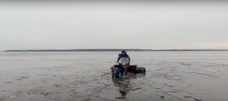 Отчаянных рыбаков массово вытягивают верёвками из костромского моря