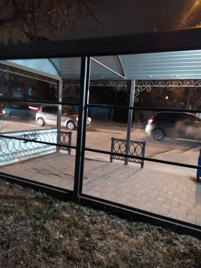 Костромских детей сдувает ветром на остановке