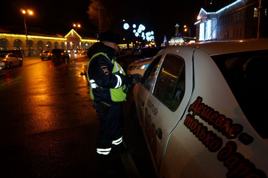 Таксистов без прав и на опасных машинах обнаружили в Костроме