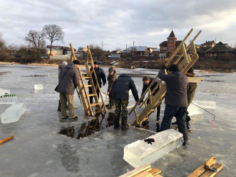 Спасатели измерили толщину льда на месте купелей в Костроме