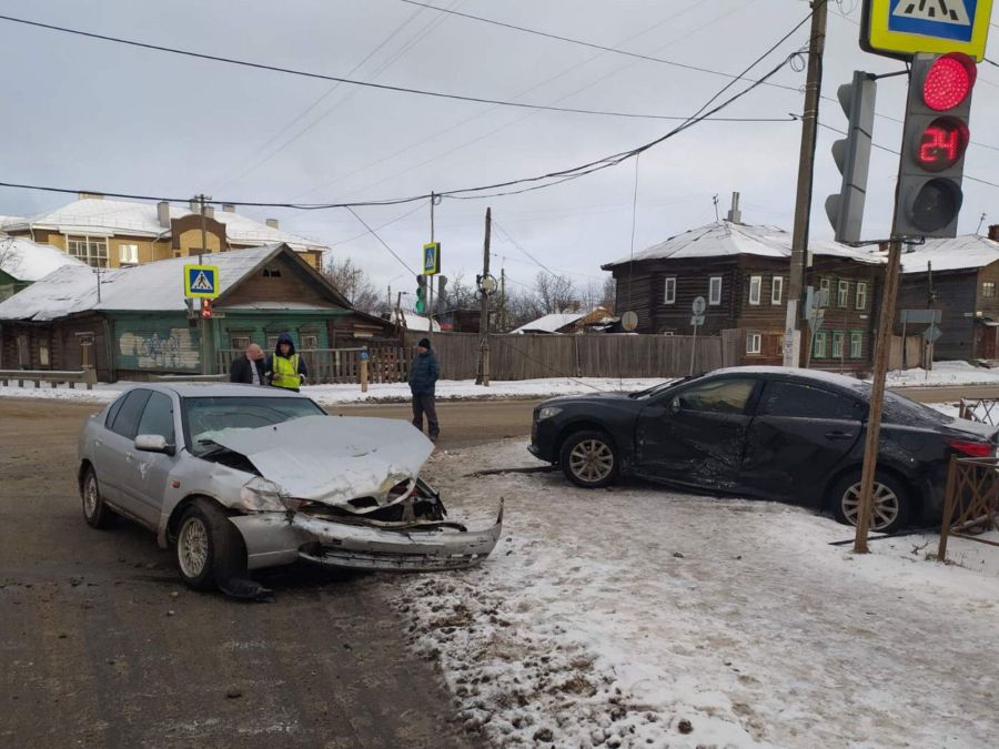 Владелец Nissan после ДТП в Костроме бросил пассажирку с травмой позвоночника и пошел в бар
