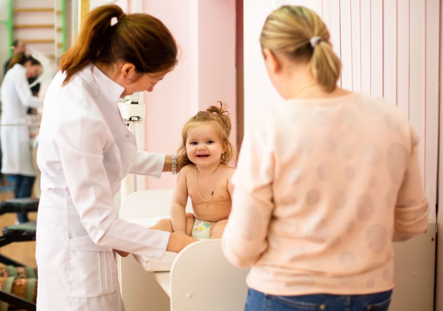 Лучшие врачи России приехали лечить костромских малышей