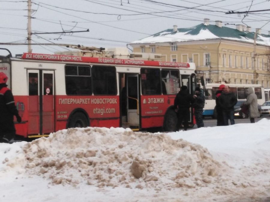 Пассажиров троллейбуса в центре Костромы эвакуировали из-за странной сумки