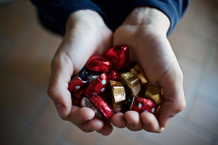 Неизвестные раздают костромичам шоколадки на улицах