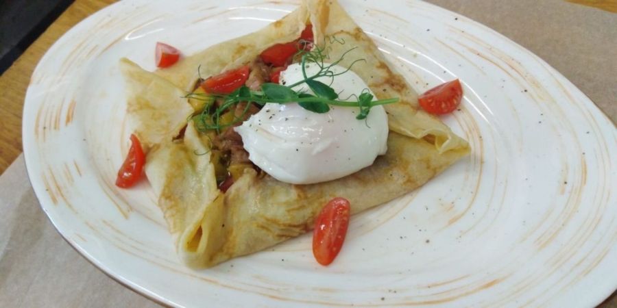 Вкусно, красиво, быстро: гречневый блин с мясом и яйцом пашот от шеф-повара Андрея Костромина