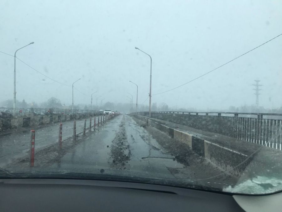Мост через Костромку снова превратился в сито