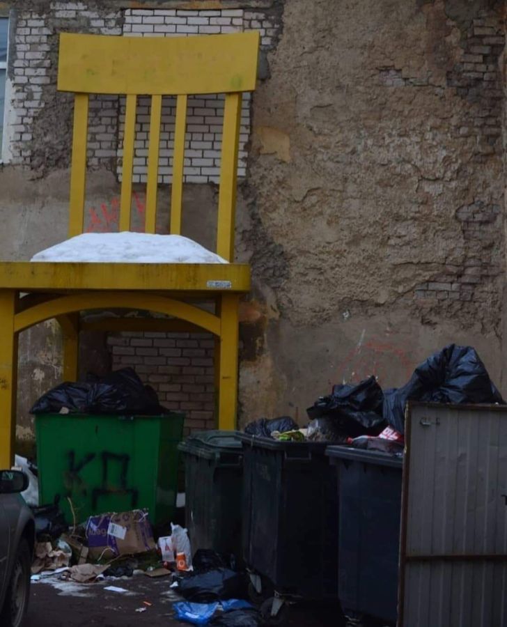 Знаменитый стул-гигант из Костромы оказался выброшен и забыт
