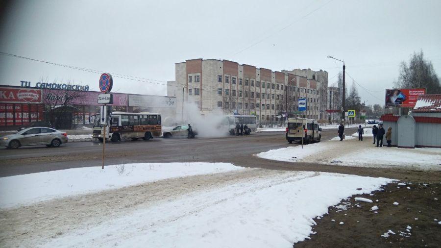 Автобус загорелся на остановке в Костроме