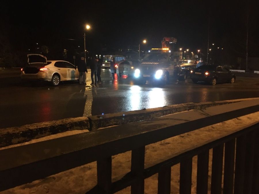 Водители массово лишаются колёс на мосту через Костромку