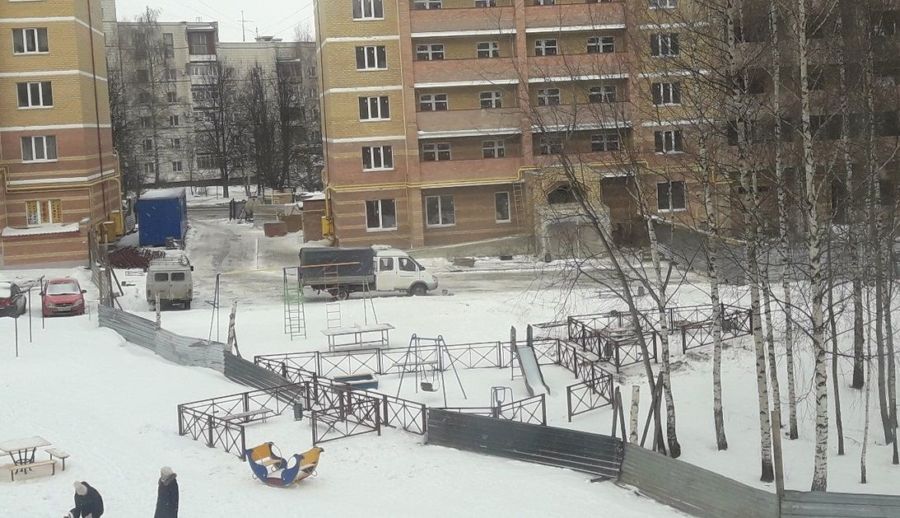 Костромичи пришли в ужас от могильных оград на детской площадке