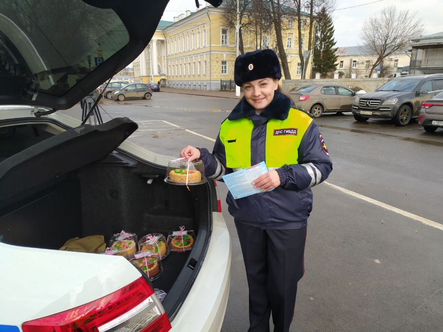 Костромским водителям сегодня дарят торты прекрасные девушки