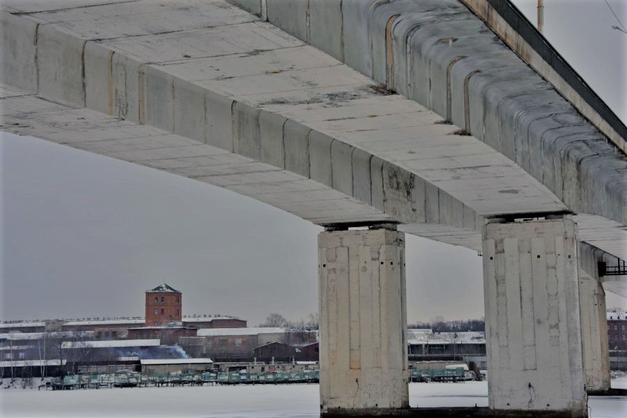 Власти Костромы велели не срывать ремонт моста через Костромку и перекрыли его