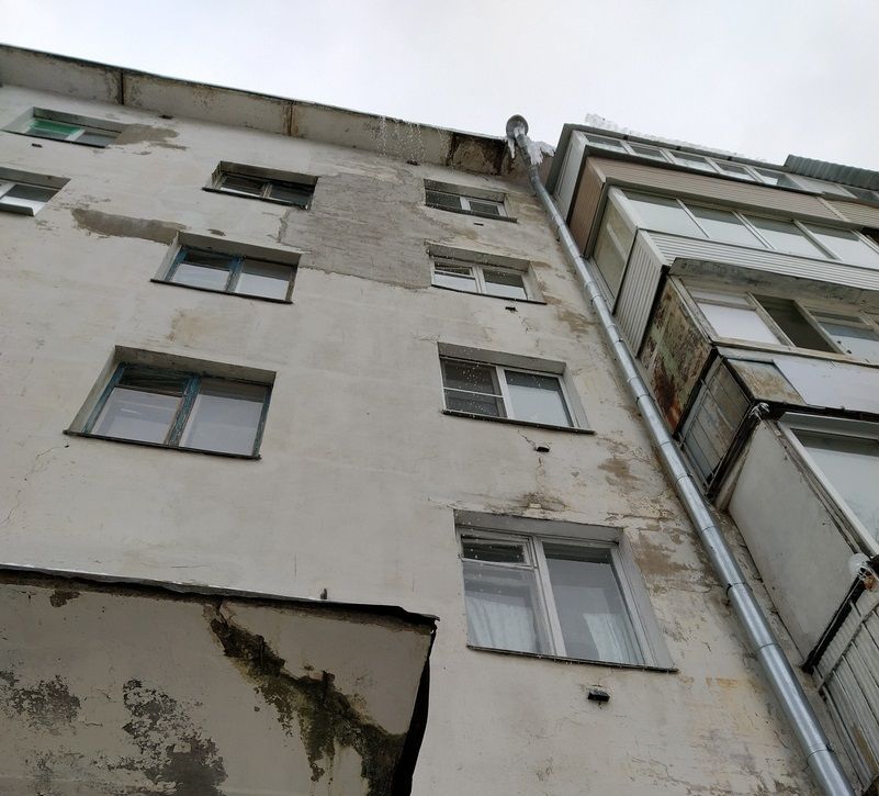 Вода хлещет в лицо жителям дома в Костроме прямо из открытого окна