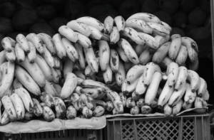 Костромичей призывают покупать гнилые дешевые бананы для лечения нервов