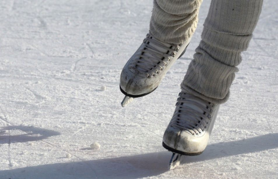 Костромичи торопятся кататься на коньках — скоро этому конец