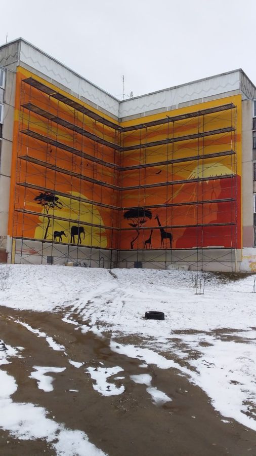 Есть и позитив: в Костромской области раскрасили многоэтажку под Африку
