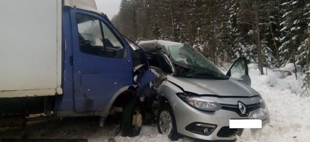 «Газель» протаранила  ‎Renault  в  Костромской области: погибли 3 человека