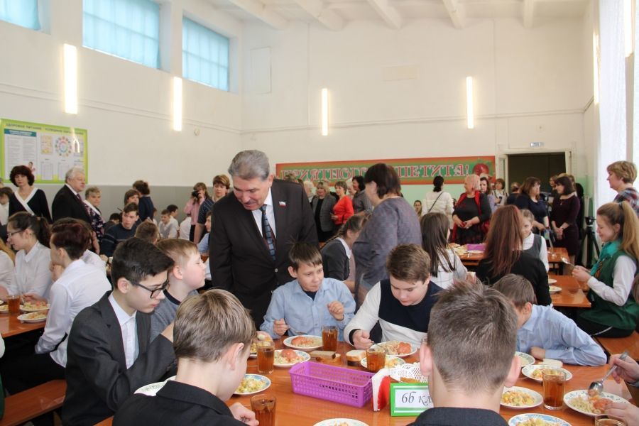 Костромские школьники изголодались по мясу и фруктам