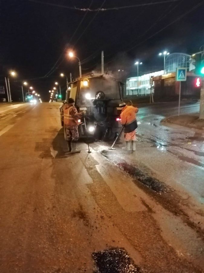 Дорожники «штопают» дырявые дороги в Костроме без перерыва на сон