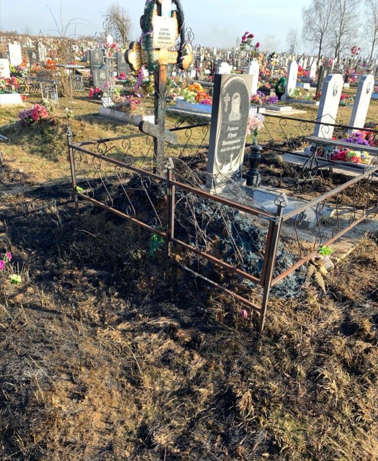 В сети появилось видео сгоревших могил на костромском кладбище
