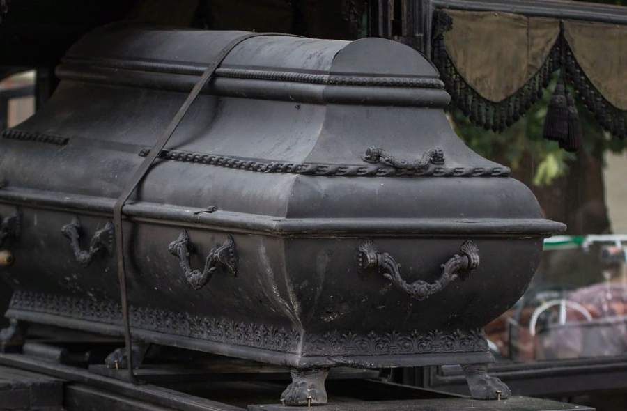 Жителей дома в Костроме взбесило соседство с гробами и могильными плитами