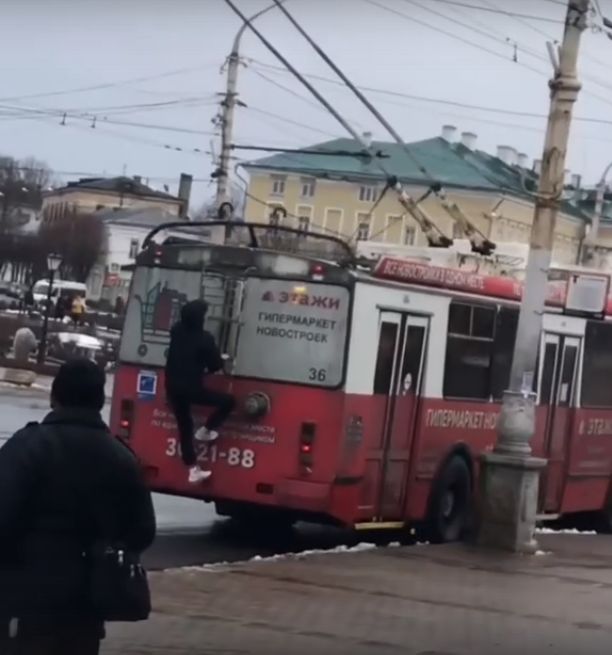 Костромич повис на троллейбусе в центре города и взбесил жителей
