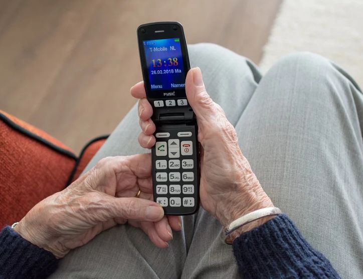 Родственники отняли у костромской бабушки мобильник ради её же денег