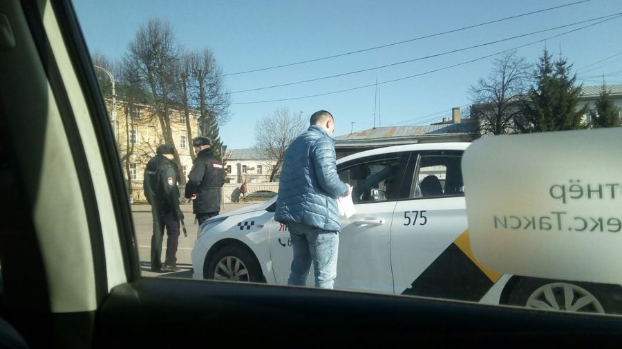 Повальная проверка такси в центре города разозлила костромичей