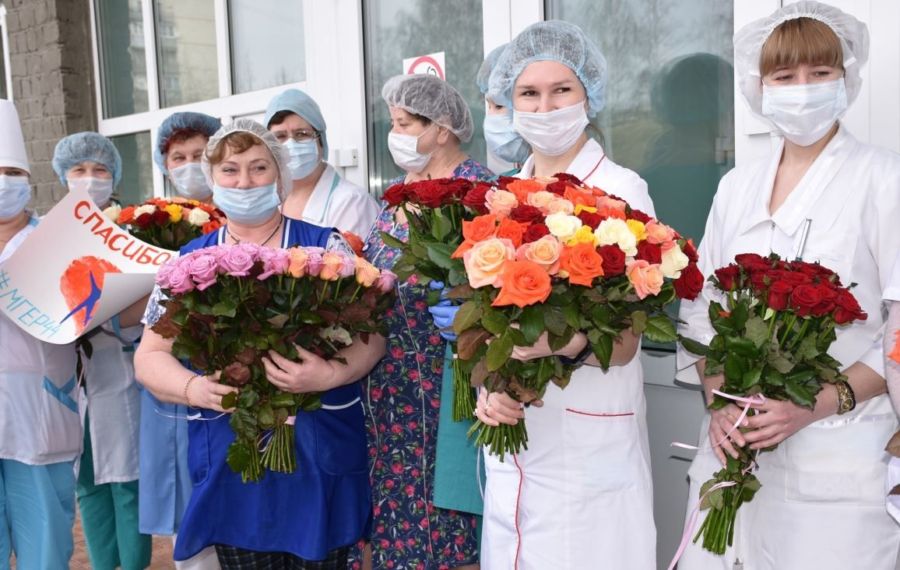 Костромичи принесли десятки роз врачам за борьбу с коронавирусом