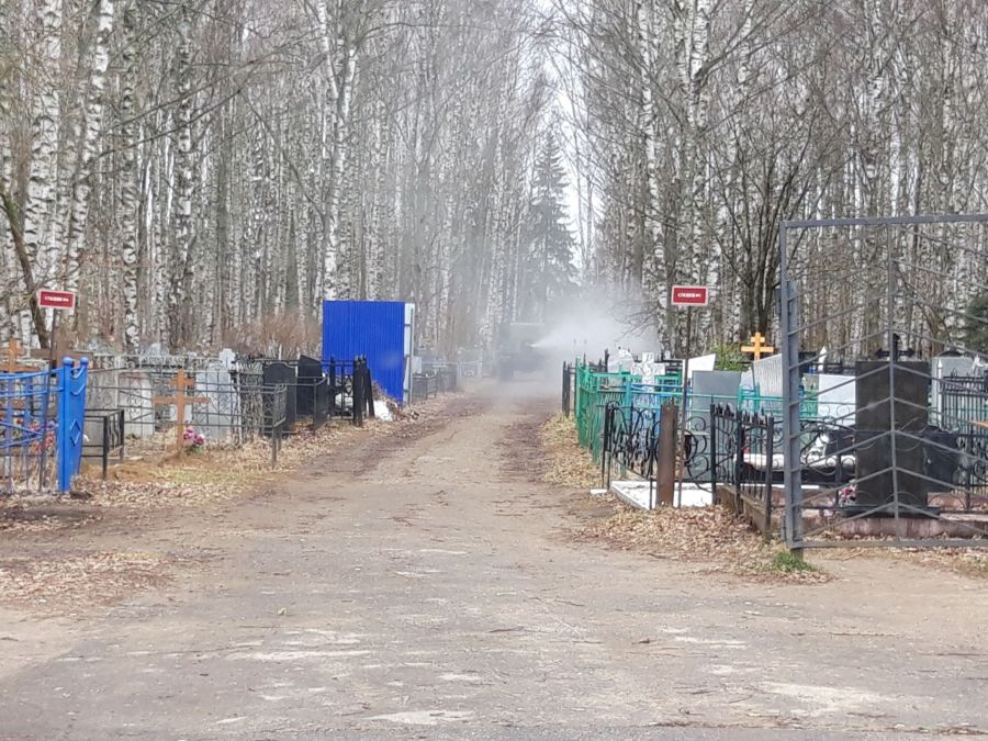 Военные вышли на борьбу с клещами на костромских кладбищах