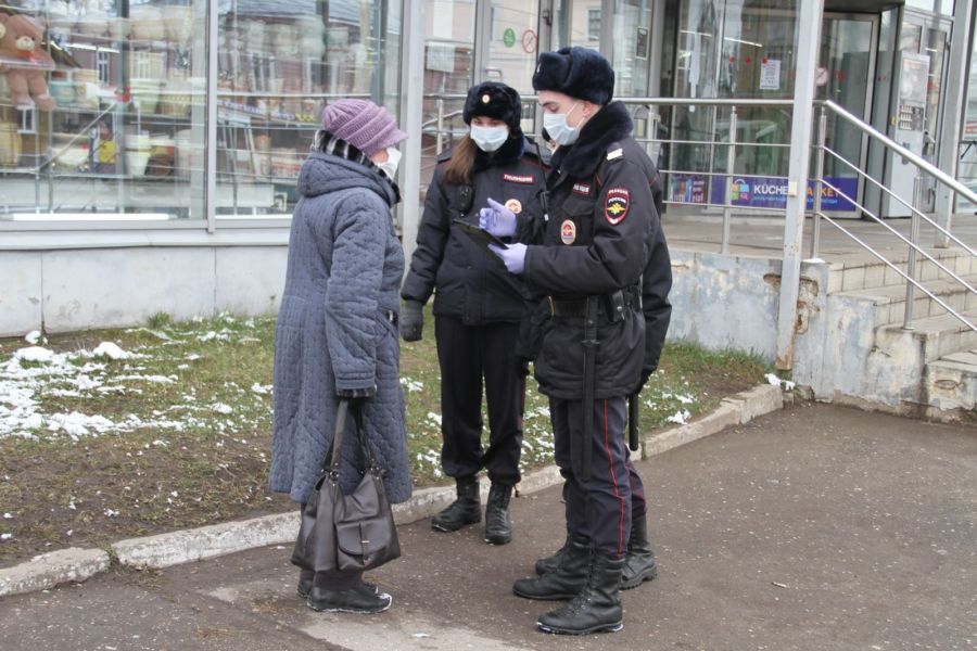 Полицейские на улицах вежливо просят костромичей вернуться домой
