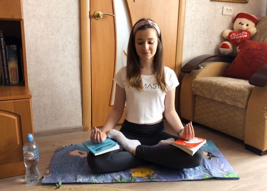 Йога с учебником в руке: как костромские студенты учатся дома