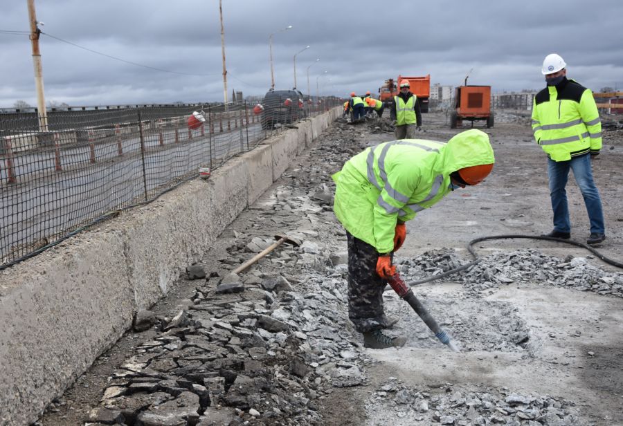 Рабочие рассказали, что смогли сделать на мосту через реку Кострома