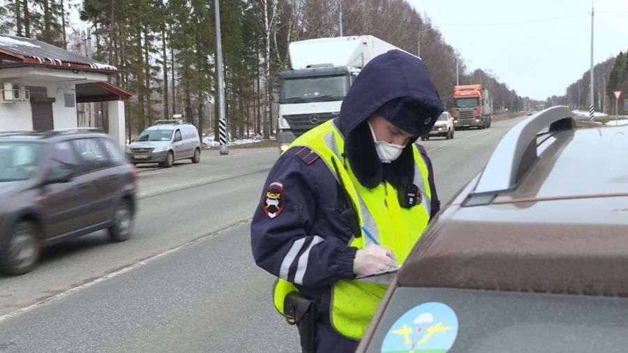 Крупный костромской фанерный комбинат дарит медикам, волонтерам и полицейским антисептики и маски