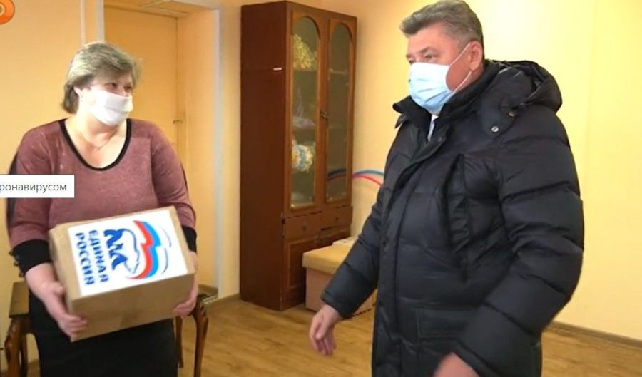 «Единая Россия» в медицинских масках раздала костромичам тысячи масок